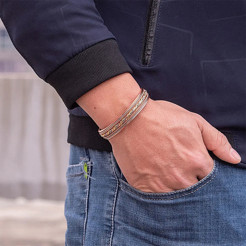 Armband Kupfer Twisted getragen am Handgelenk Balance Glück Schutz Fengshui