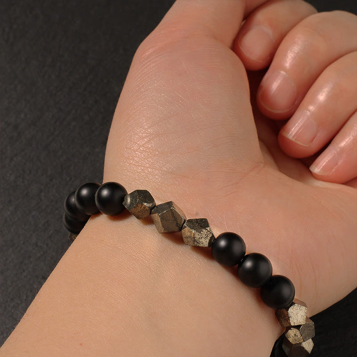 Armband Pyrit Gefrosteter Stein Selbstvertrauen Gleichgewicht am Handgelenk getragen