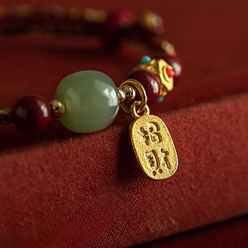 Armband Weiße Jade Cyan Jade Glück Wohlstand goldener Anhänger Detailaufnahme