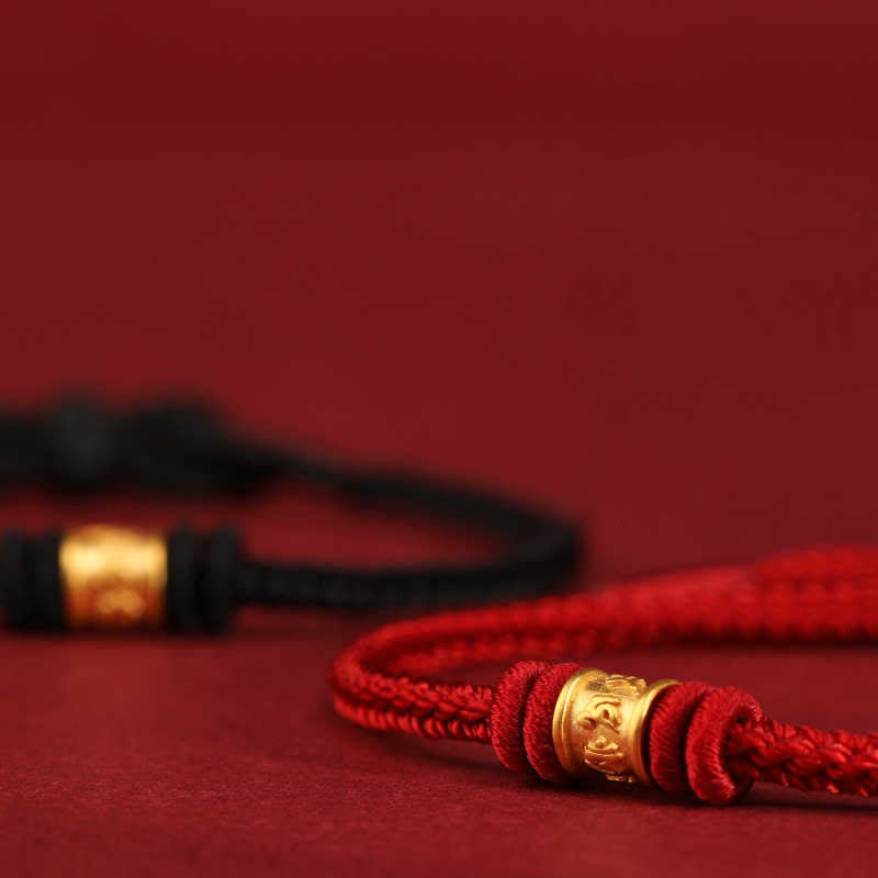 Armband Om Mani Padme Hum Schutz Glück Balance geflochten roter Hintergrund