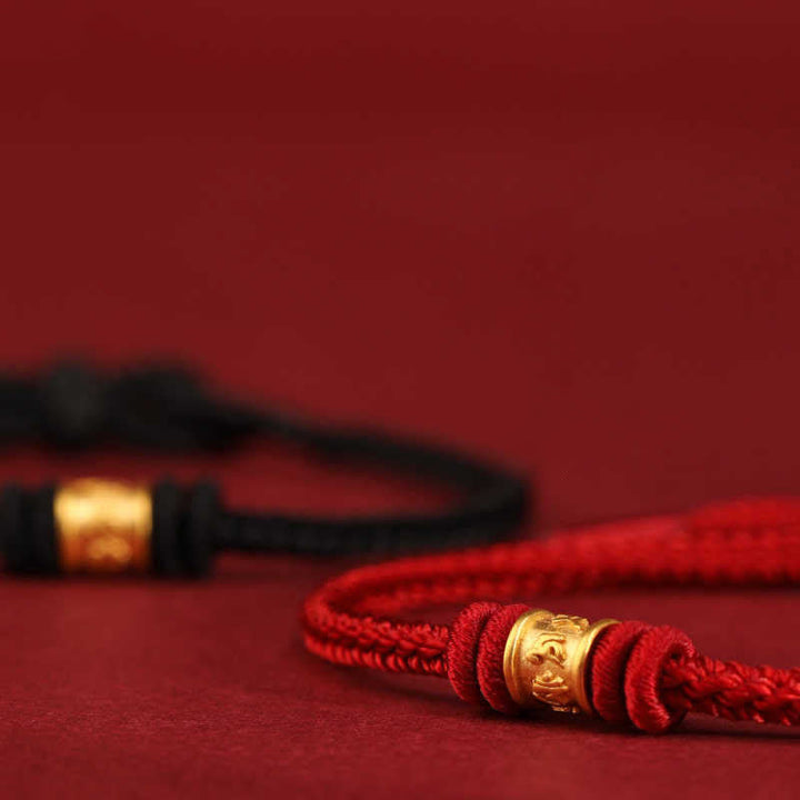 Armband Om Mani Padme Hum Schutz Glück Balance geflochten roter Hintergrund