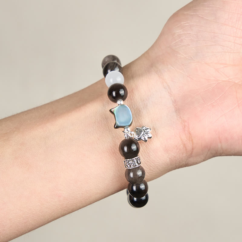 Armband Silber Obsidian Katze Positivität getragen am Handgelenk mit Silberperle