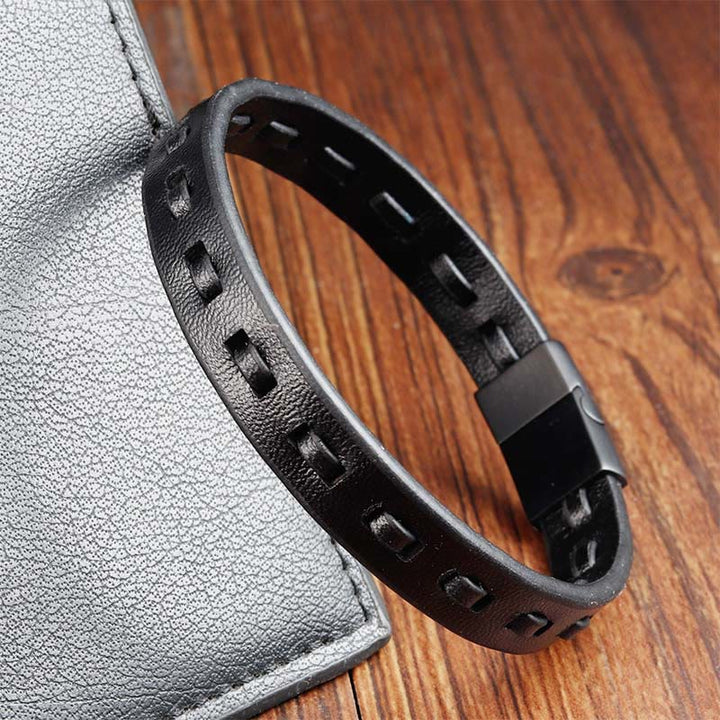 Armband Titanstahl Buckle Layered Geflochten Leder Ruhe schwarz auf Holz