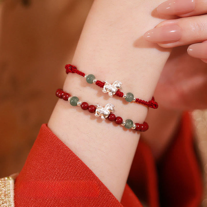 Armband Zinnober Jade Silber Pferd rote Schnur am Handgelenk getragen