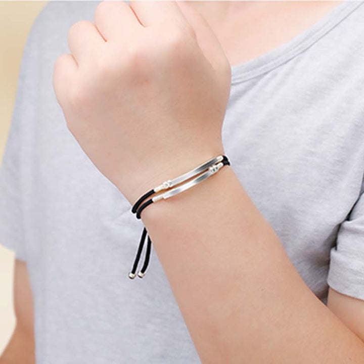 Armband Sterlingsilber Rote Schnur am Handgelenk getragen schlicht elegant Schmuck