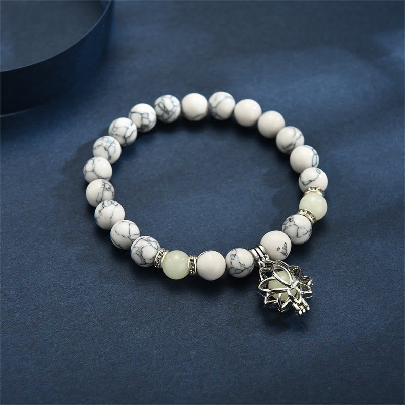 Armband weiße Perlen Lotus Anhänger Schutz Energie spirituell Handgelenk