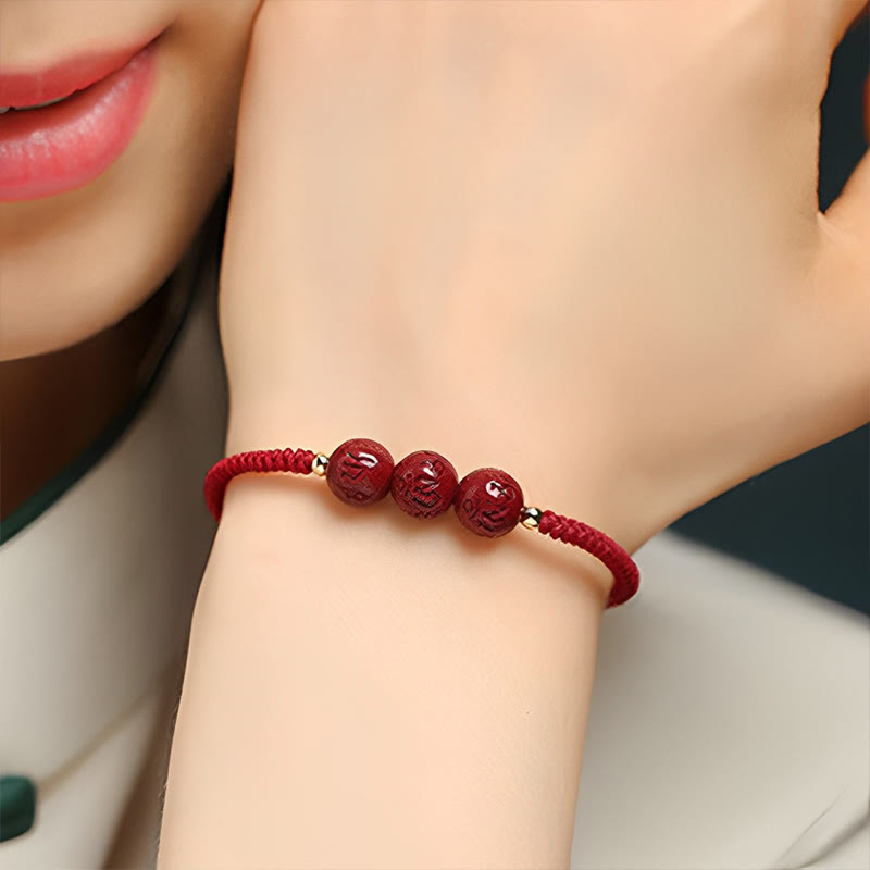 Rotes Armband Zinnober Om Mani Padme Hum Perlen getragen