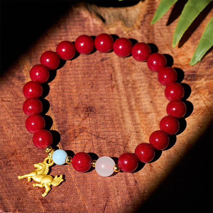 Armband Zinnober Jahr Des Pferdes – Segen mit goldenem Pferdeanhänger auf Holz