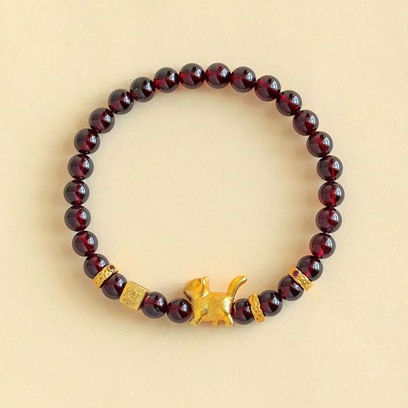 Armband Zinnober Granat Katze Schutz Glück goldene Kätzchen Perlen Handgelenk