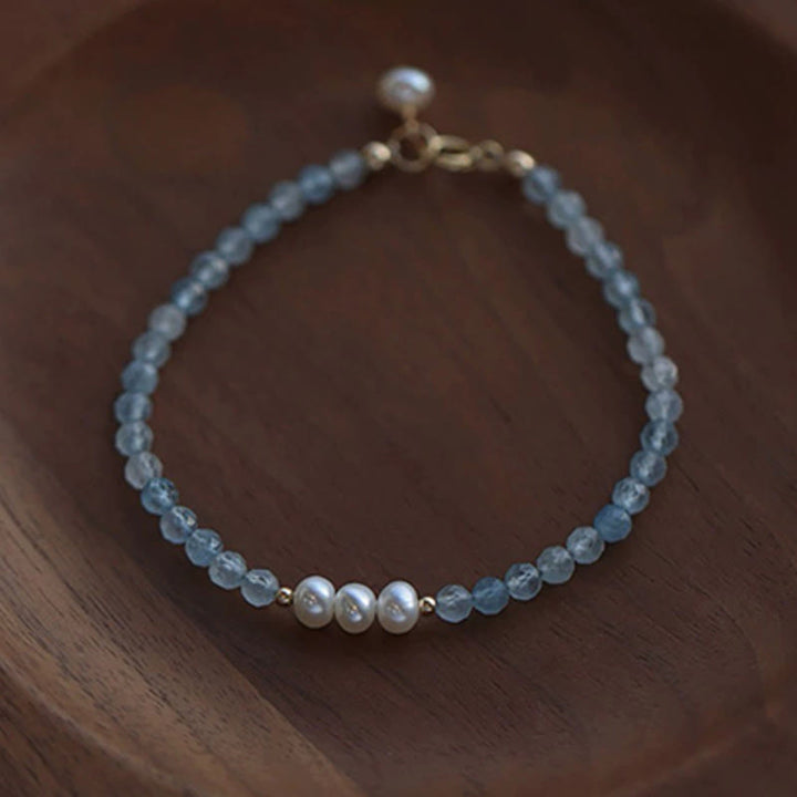 Armband Aquamarin Perle blau Süßwasserperlen Holzschale elegant zart Handgelenk Schmuck