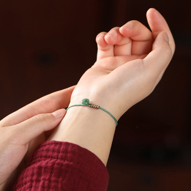 Armband Grüner Aventurin Schutz Glück getragen am Handgelenk Jade Anhänger