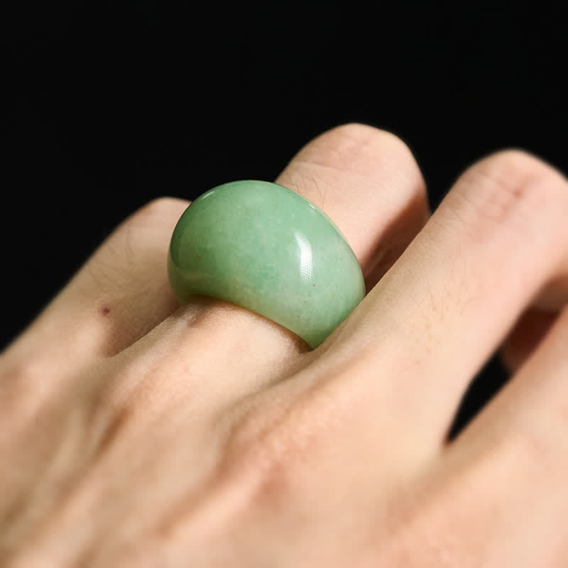 Ring Grüner Aventurin getragen Balance Harmonie Heilstein Feng Shui