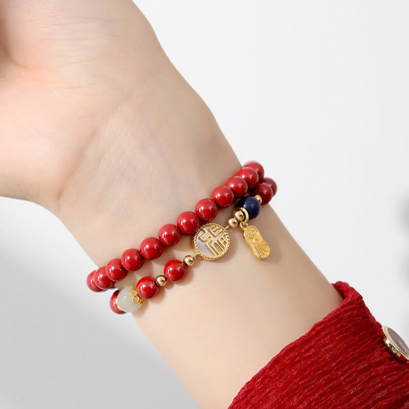 Rotes Armband mit Zinnober-Perlen und goldenem Fu-Zeichen Charm.