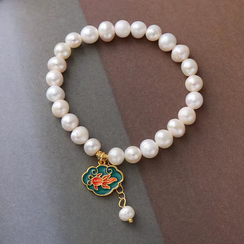 Armband Perle Koi Fisch weiße Perlen grüner Emaille Anhänger Gold.