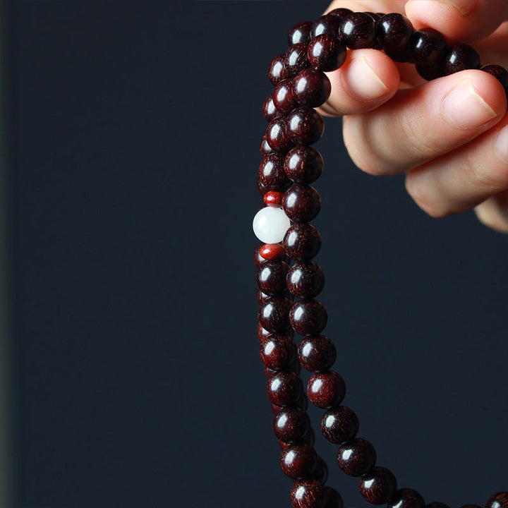 Sandelholz Lotus Balance Armband mit weißer Perle Nahaufnahme Hand