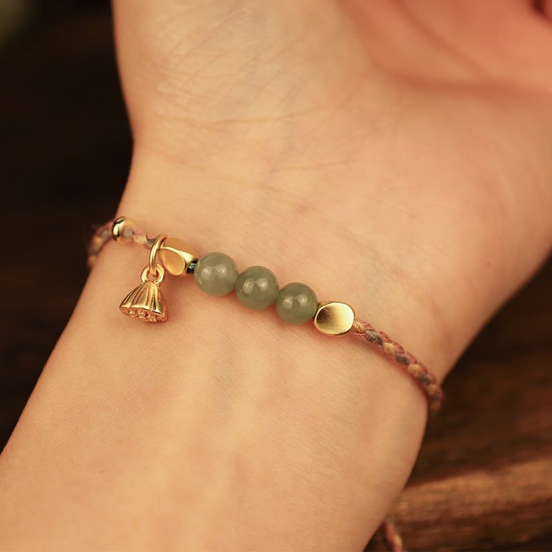 Jade Armband Lotus Glück mit grünen Steinen und goldenem Charm.