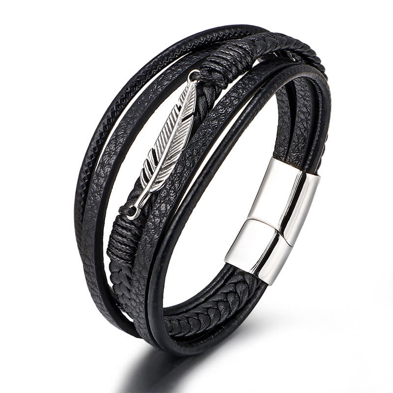 Schwarzes Leder Armband mit Magnetverschluss und Feder Charm elegant.