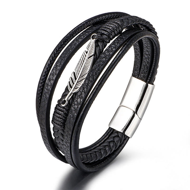 Schwarzes Leder Armband mit Magnetverschluss und Feder Charm elegant.
