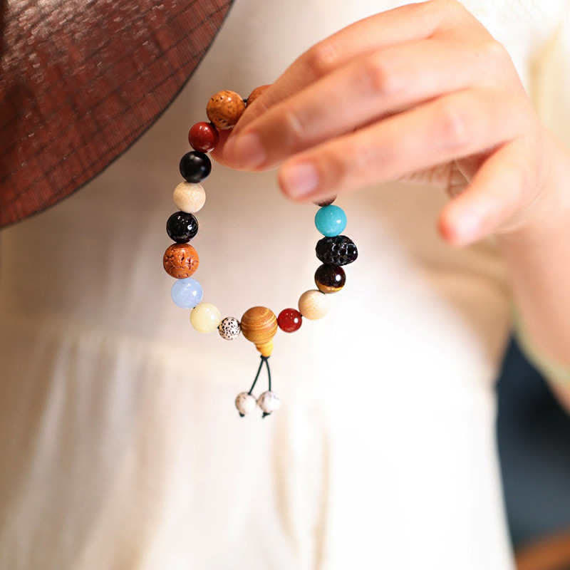 Mala Achat Bodhi Harmonie Armband mit bunten Perlen am Handgelenk getragen