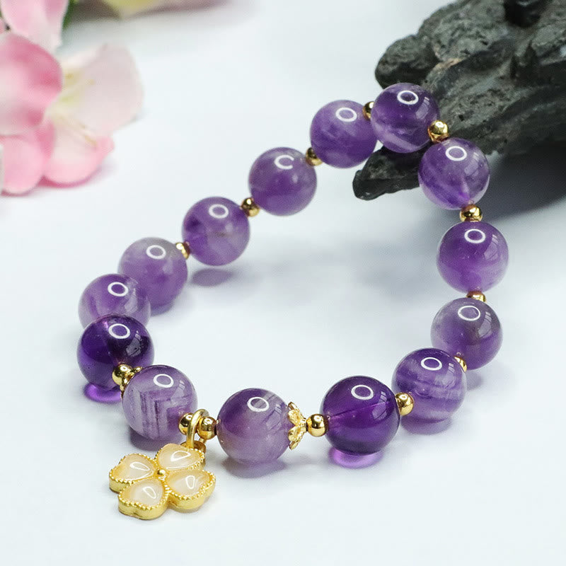 Amethyst Kristall Armband mit goldenem Kleeblatt Anhänger elegant.