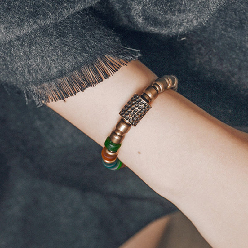Armband Kupfer Colorful – Wohlstand am Handgelenk mit bunten Steinen getragen