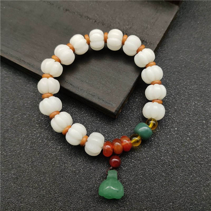 Weißes Bodhi Armband mit Achat und grünem Anhänger elegant.