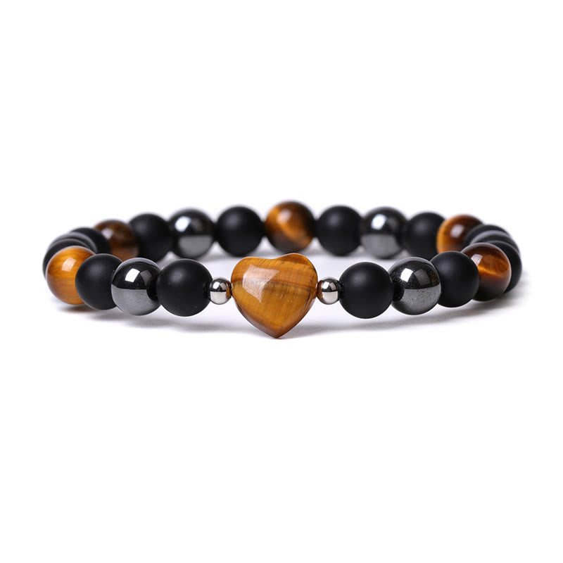 Armband Schwarzer Onyx Tigerauge mit Herzanhänger elegant präsentiert.