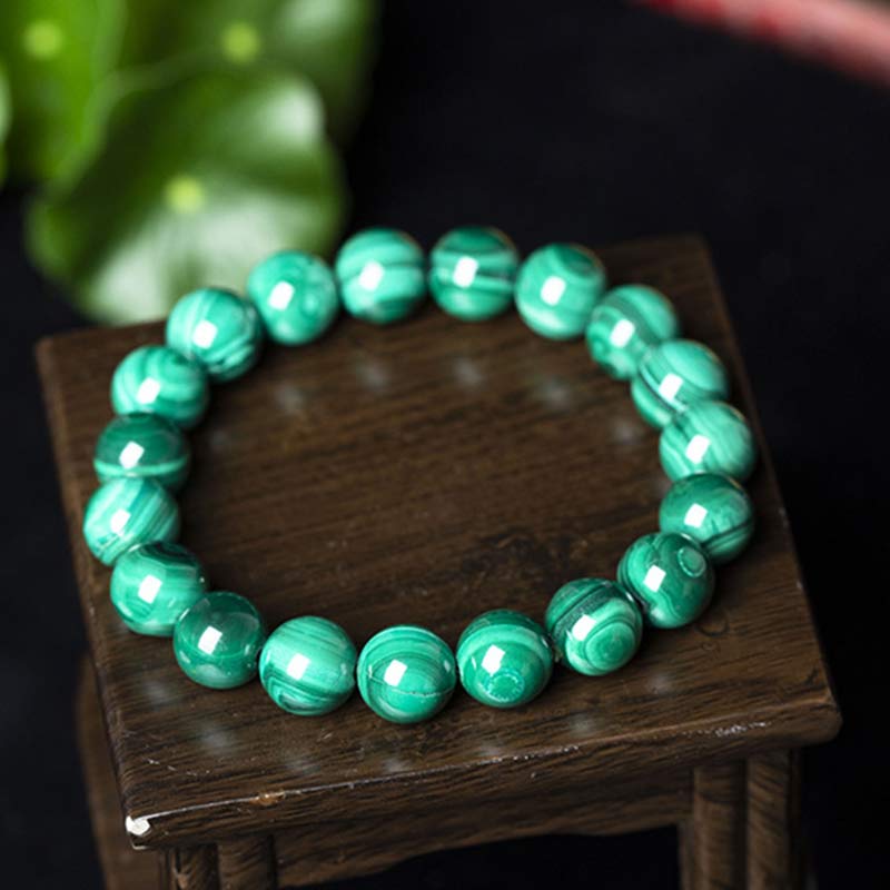 Mala Malachit Armband grüne Perlen auf Holzständer Nahaufnahme Schmuck