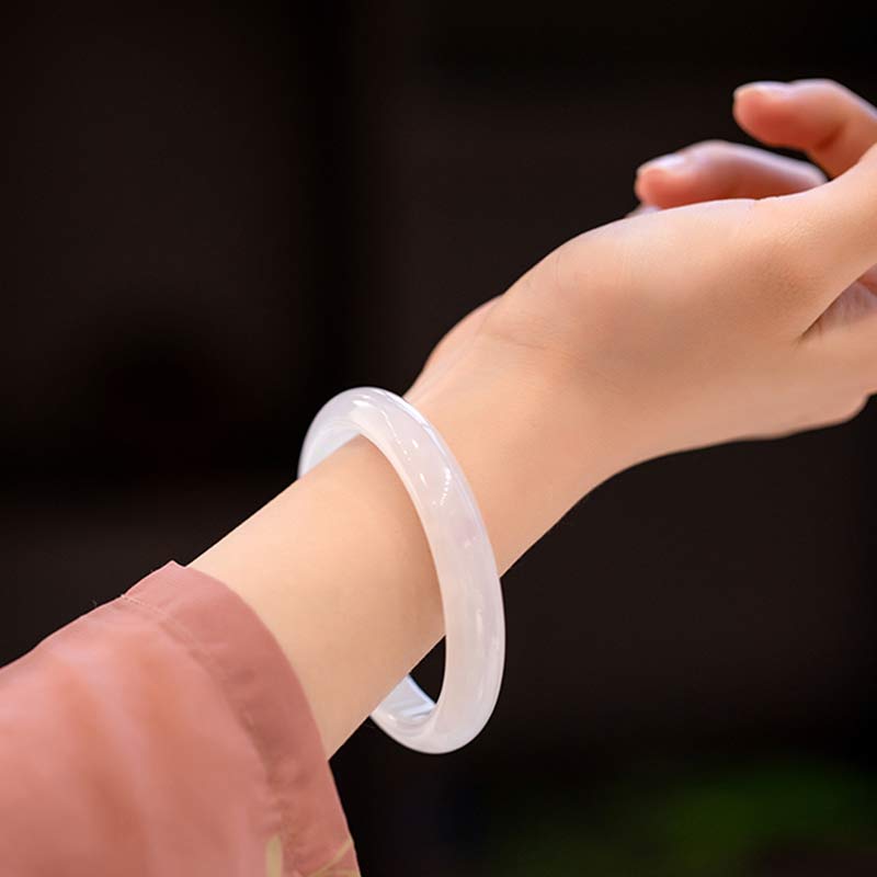 Weißes Jade Armband – Harmonie am Handgelenk getragen elegant