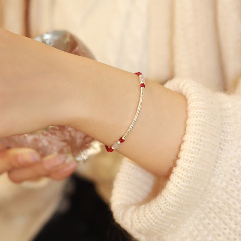 Armband 925 Silber roter Achat am Handgelenk getragen elegante Nahaufnahme