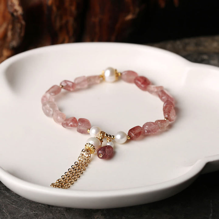 Armband Erdbeerquarz Perle mit Quasten und goldenem Verschluss elegant.