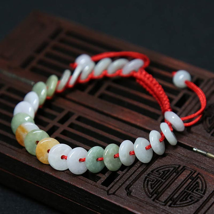 Jade Armband mit weißen und grünen Steinen rotes Seidenband Glück.
