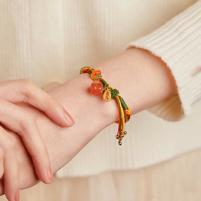Armband Roter Achat – Stärke mit bunten Verzierungen am Handgelenk getragen