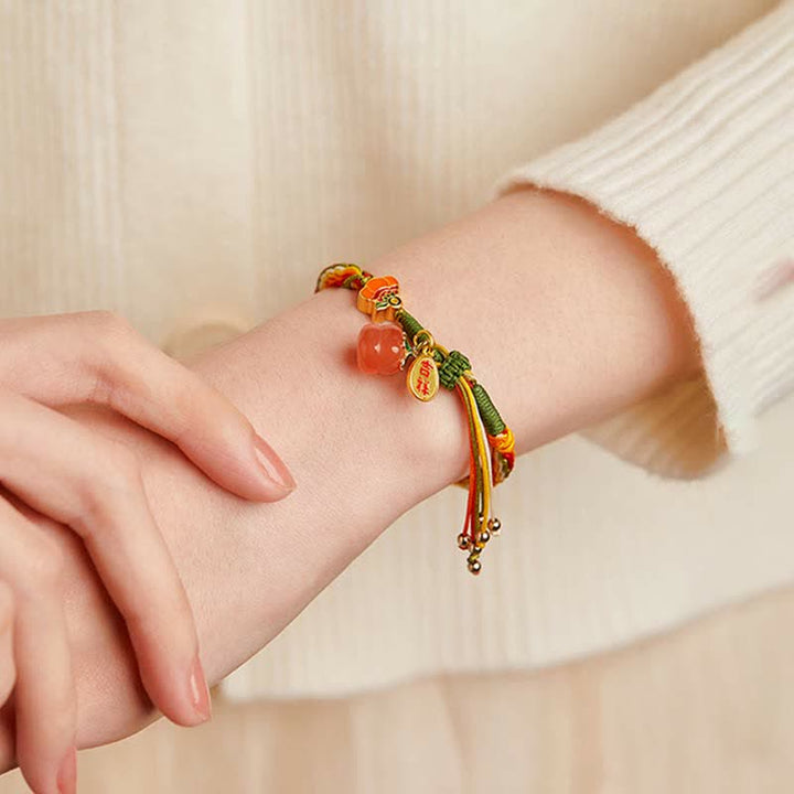 Armband Roter Achat – Stärke mit bunten Verzierungen am Handgelenk getragen