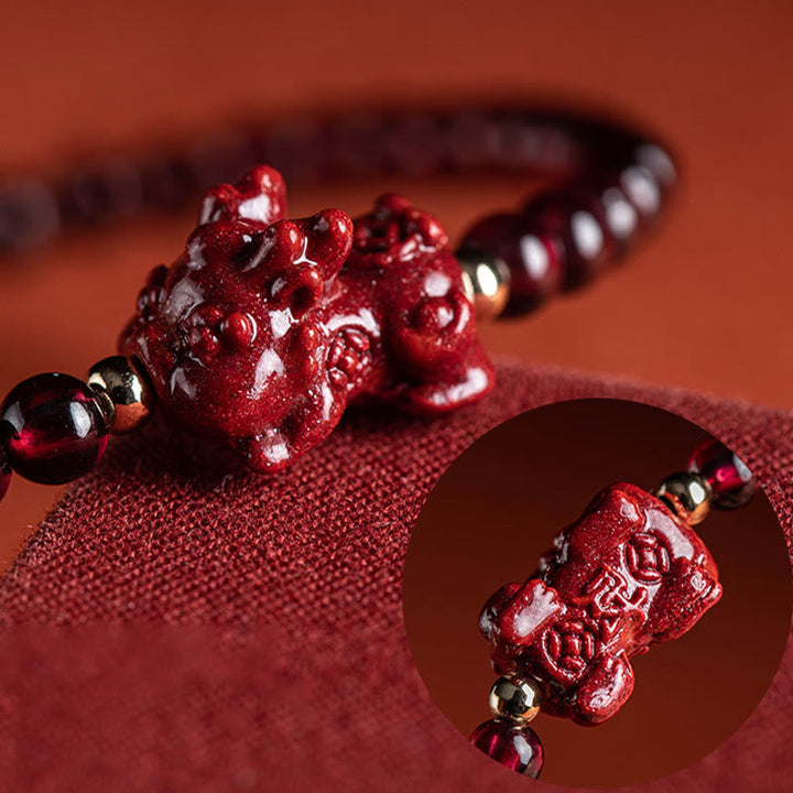 Armband Zinnober Granat Pixiu mit glänzenden roten Perlen elegant.