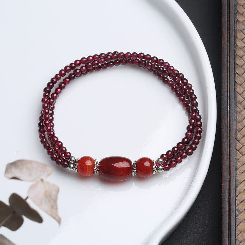 Armband Roter Achat Granat – Schutz auf weißer Schale Flachlage