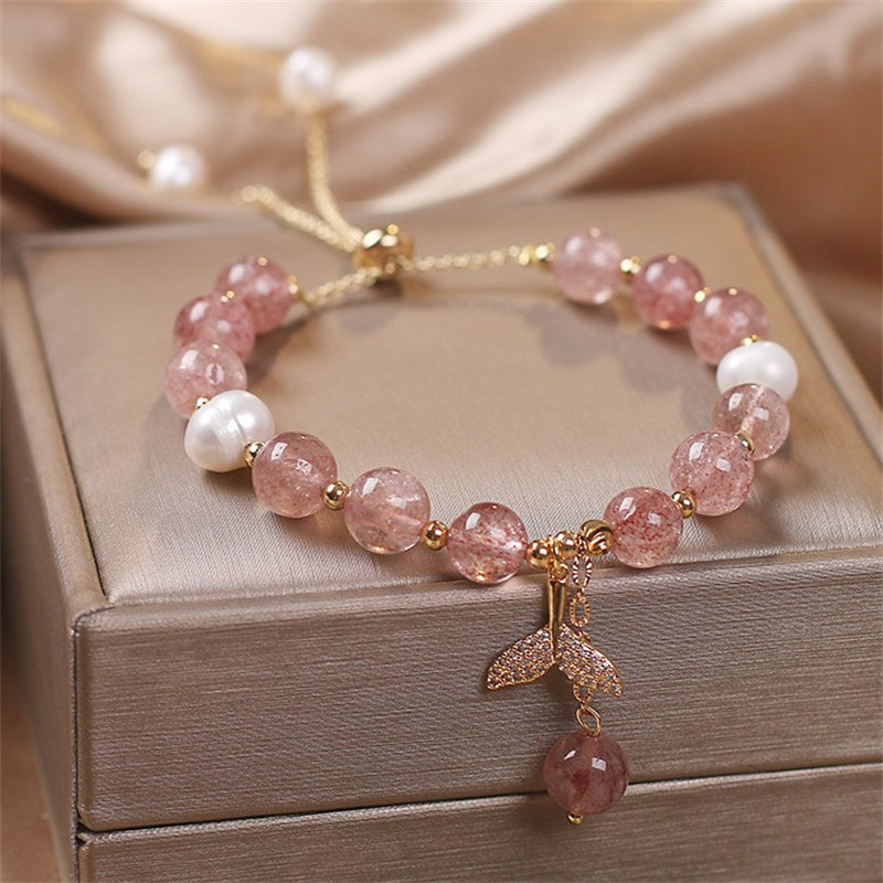 Armband Erdbeerquarz mit Perlen und goldenem Anhänger elegant