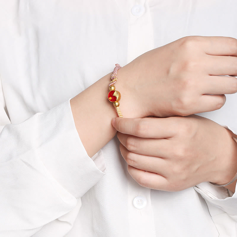 Goldenes Armband Paar – Glück mit roten Steinen elegant getragen