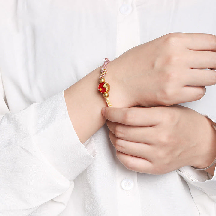 Goldenes Armband Paar – Glück mit roten Steinen elegant getragen