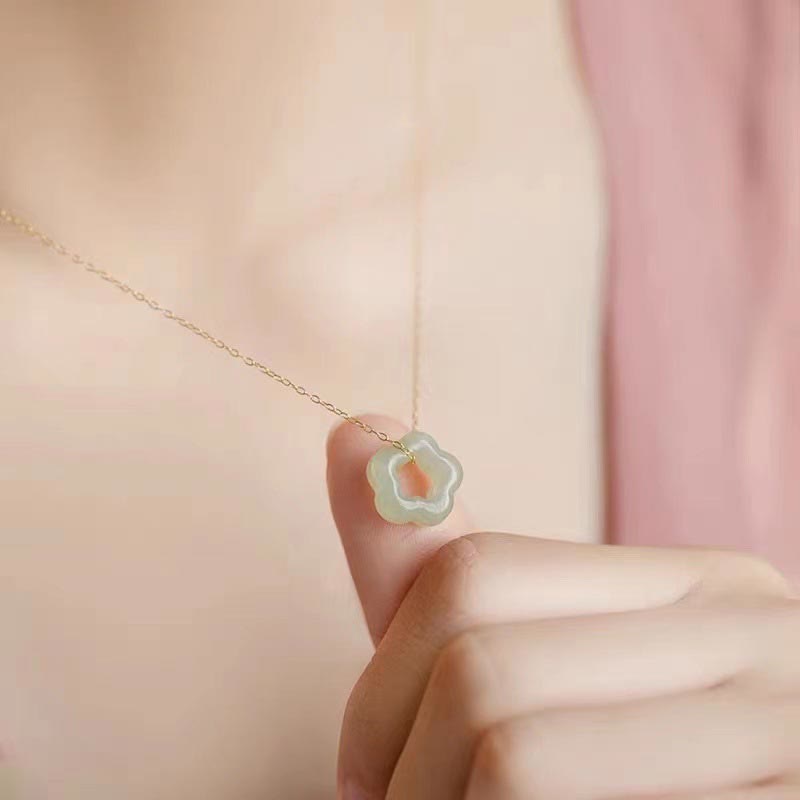 Kette Jade Blume grüner Naturstein Anhänger zartes Design getragen