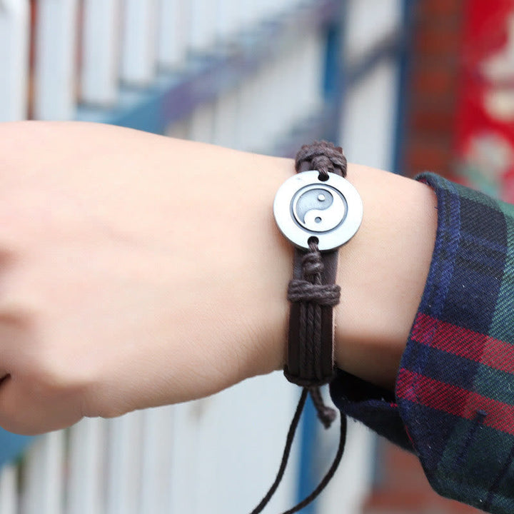 Armband Yin Yang – Harmonie mit schwarzem Seilband am Handgelenk getragen