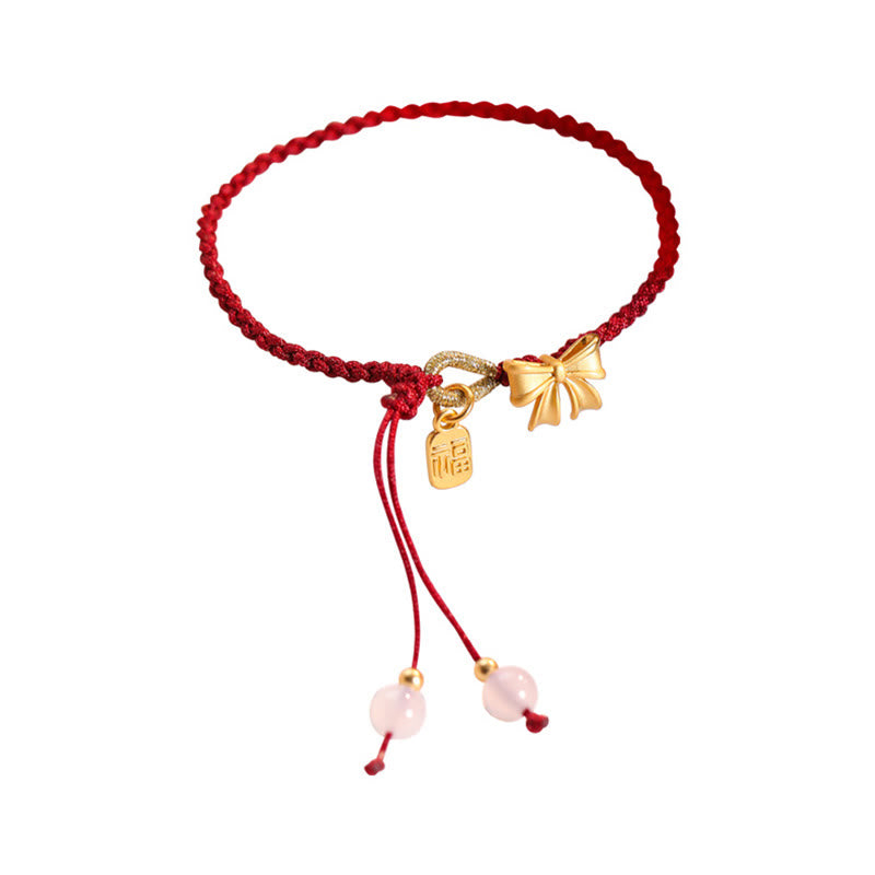 Rotes Armband Pfirsichblüte mit goldenen Accessoires Glück Energie