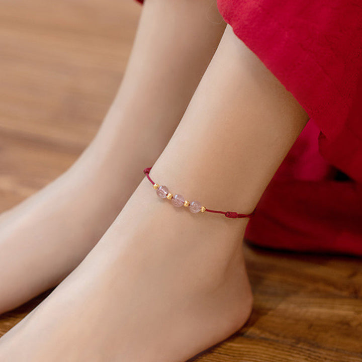 Armband Erdbeerquarz am Fuß getragen rosa Perlen rotes Seidenband Glück