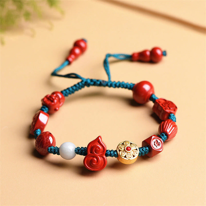 Armband Zinnober Om Mani Padme Hum rote Perlen blaues Seidenband getragen