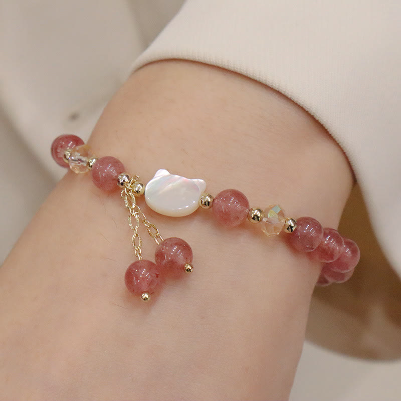 Armband Erdbeerquarz Katze – Liebe zartes Rosa Naturstein elegant getragen