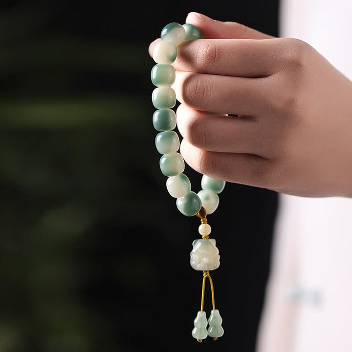 Jadegrünes Bodhi-Armband mit Buddha-Anhänger elegant am Handgelenk getragen.