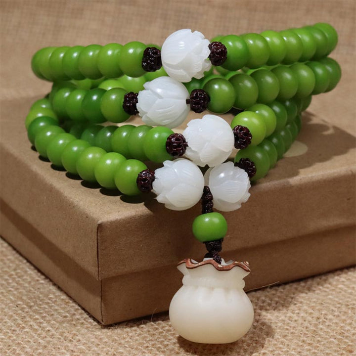 Mala Bodhi – Weisheit Armband grüne Perlen weiße Jade dunkelrote Akzente.