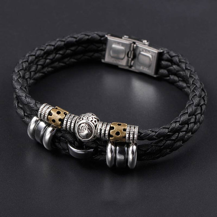 Schwarzes geflochtenes Lederarmband mit Hämatit und Metallverzierungen Nahaufnahme