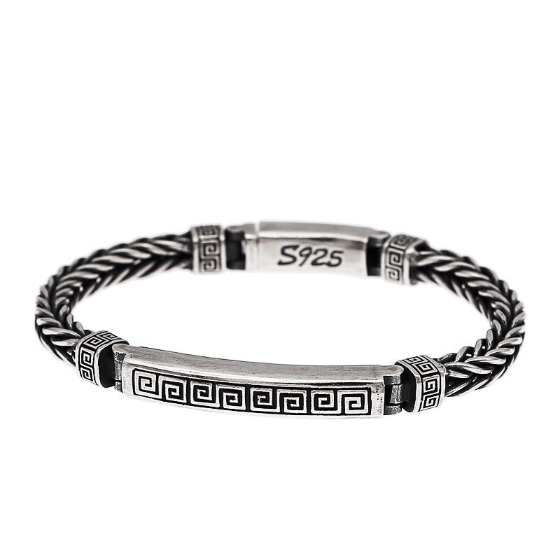 Silbernes Armband mit Muster und S925 Stempel Nahaufnahme.