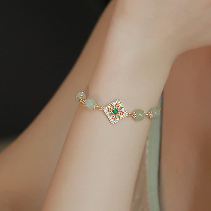 Jade Hetian Jade Armband mit grünen Steinen und goldenem Schmuck elegant